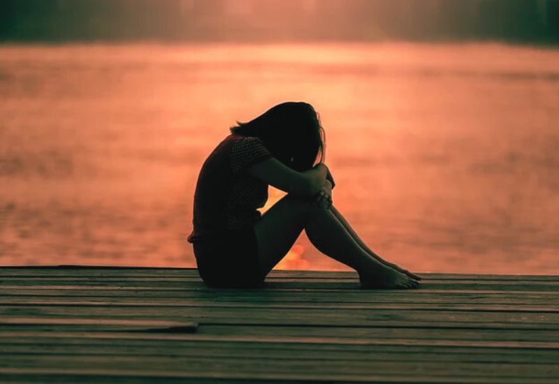 A ansiedade é um dos maiores males do nosso tempo. Ela consome a mente, rouba a paz e muitas vezes paralisa a vida. Antes de vermos os versículos da Bíblia sobre ansiedade, é importante entender o que realmente causa esse sentimento. Hoje, as pessoas vivem em um ritmo acelerado. As redes sociais exigem que estejamos sempre conectados e comparando nossas vidas com as dos outros. O excesso de informações faz com que nossa mente esteja sempre ocupada. Além disso, preocupações financeiras, inseguranças no trabalho, relacionamentos instáveis e até mesmo a busca incessante por aprovação aumentam a ansiedade.