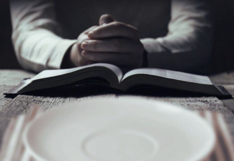 O jejum bíblico sempre foi uma das disciplinas espirituais mais poderosas na vida de homens e mulheres de Deus. Desde os tempos do Antigo Testamento até os ensinamentos de Jesus Cristo, o jejum aparece como uma prática essencial para fortalecer a fé, vencer tentações, buscar a direção de Deus e desenvolver domínio próprio.