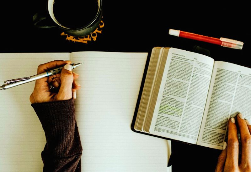 A vida cristã é marcada por desafios constantes. Todos os dias, somos expostos a tentações que podem nos afastar de Deus, de Jesus e da fé que professamos. No entanto, a Bíblia nos ensina, por meio de versículos bíblicos, como vencer essas batalhas e cultivar o domínio próprio que o Espírito Santo nos concede. Neste artigo, você vai descobrir como fortalecer sua fé e aprender a vencer tentações diárias com a sabedoria bíblica.